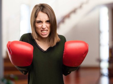 kızgın genç güzel kadın boks