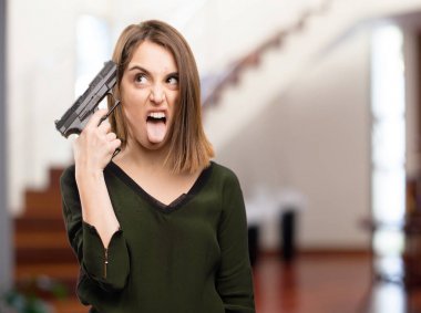 Silahlı kızgın güzel kadın