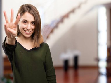 sayı işareti ile genç güzel kadın