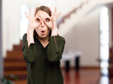 peehole işareti ile sürpriz güzel kadın