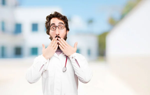 Jonge dokter man bedekking mond — Stockfoto