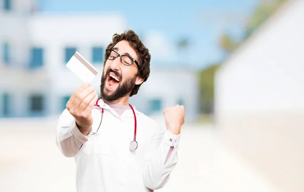 신용 카드와 함께 젊은 의사 남자 — 스톡 사진