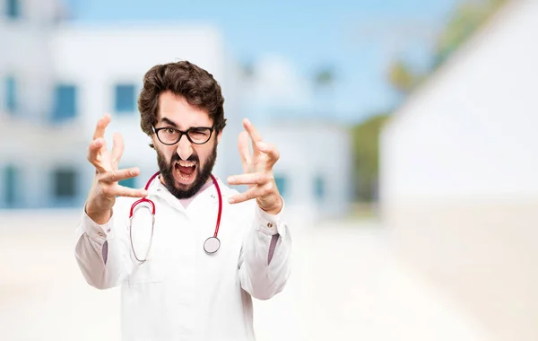 Jeune médecin homme avec signe de combat — Photo