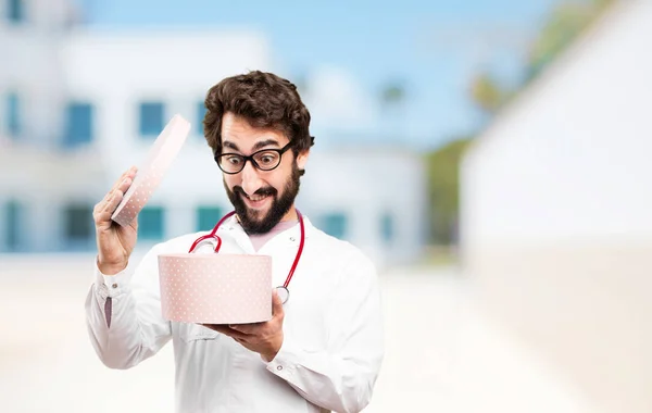 Jonge dokter man met een gift — Stockfoto