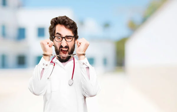 Joven doctor hombre con esposas — Foto de Stock