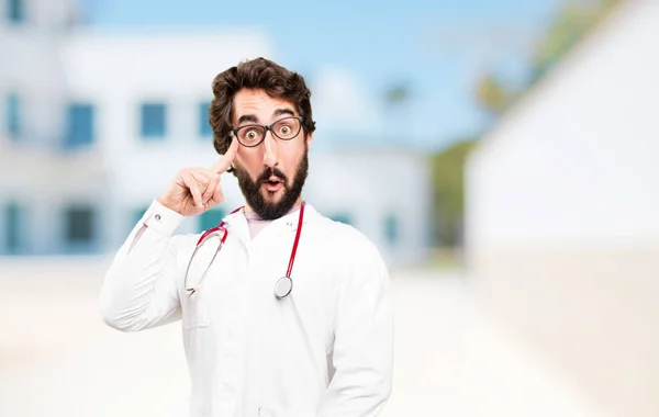 Joven doctor hombre teniendo una idea — Foto de Stock