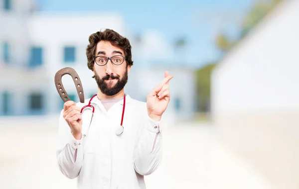 Jovem médico homem com ferradura — Fotografia de Stock