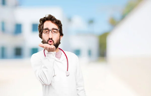 Joven doctor hombre besos — Foto de Stock