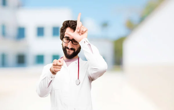 Giovane medico con il segno del perdente — Foto Stock