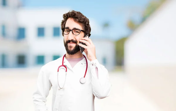 Junger Arzt mit Smartphone — Stockfoto