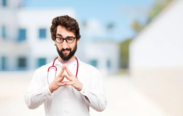 Joven doctor hombre planeando algo — Foto de Stock