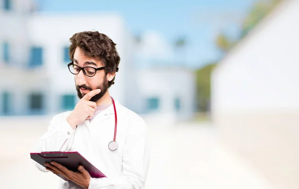 Jeune médecin homme avec un rapport — Photo