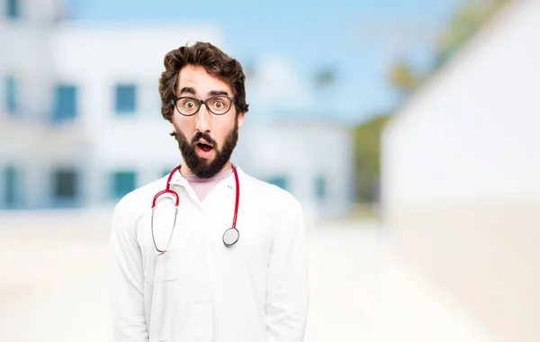 Człowiek młody lekarz zaskoczony — Zdjęcie stockowe