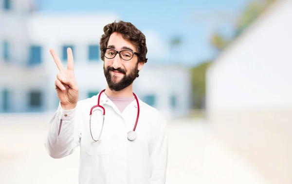 Joven doctor hombre con signo de victoria — Foto de Stock