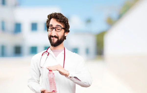 Jeune médecin homme avec bouteille d'eau — Photo