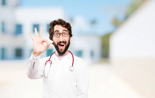 Jovem médico homem com sinal ok — Fotografia de Stock