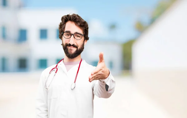 Fiatal orvos ember kezét rázva — Stock Fotó