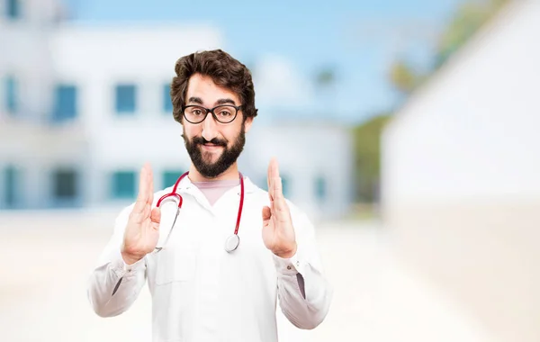 Jovem médico homem mostrando sinal — Fotografia de Stock