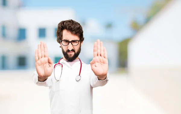 Jonge dokter man met stopbord — Stockfoto