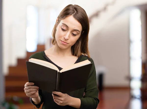 Ung vacker kvinna med en bok — Stockfoto