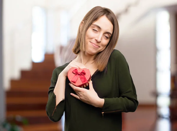 Joven bonita mujer con un regalo —  Fotos de Stock