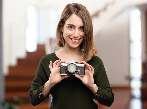 Junge hübsche Frau mit einer Kamera — Stockfoto