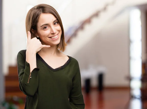 Jovem mulher bonita com sinal de chamada — Fotografia de Stock