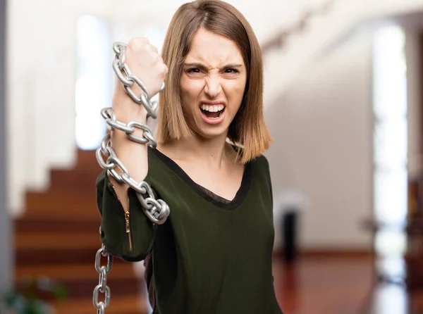 Enojado joven bonita mujer con una cadena —  Fotos de Stock