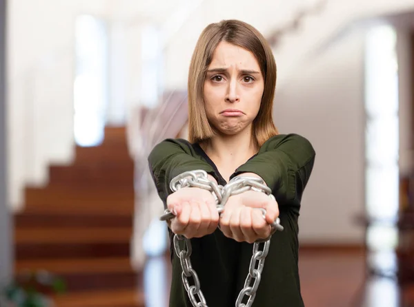 Triste joven bonita mujer con una cadena —  Fotos de Stock