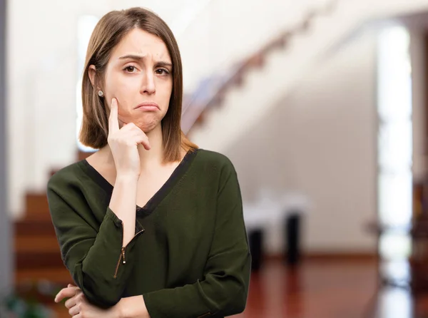 Surpreso confuso jovem bonita mulher — Fotografia de Stock