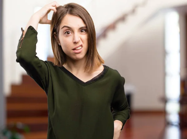 Surpreso confuso jovem bonita mulher — Fotografia de Stock