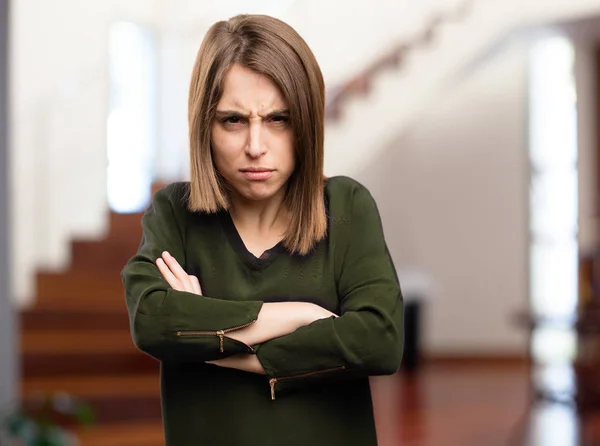 Wütende hübsche Frau in anderer Pose — Stockfoto