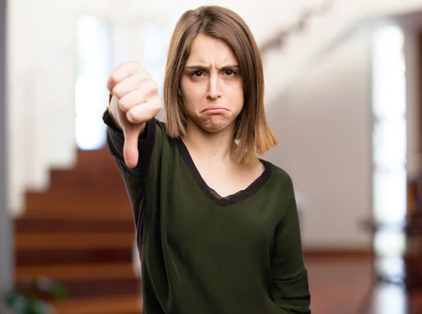 Arrabbiato bella donna in disaccordo posa — Foto Stock