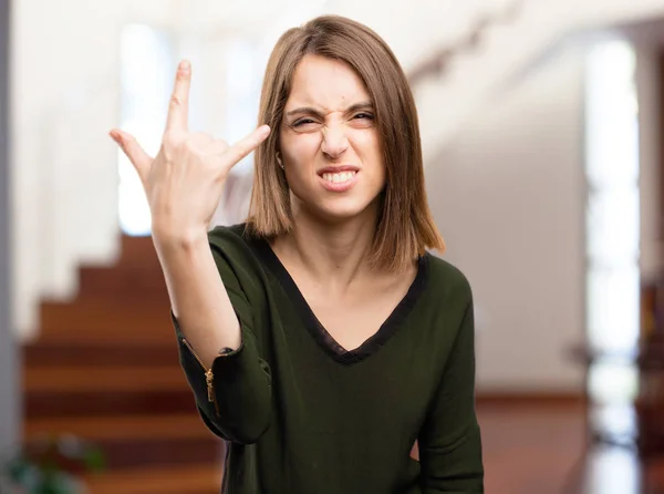 Arrabbiato bella donna in disaccordo posa — Foto Stock