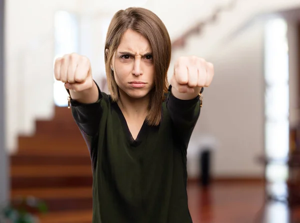 En colère jolie femme dans la pose de combat — Photo