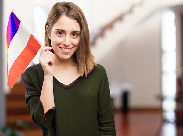 Jeune jolie femme avec un drapeau — Photo