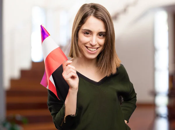 Junge hübsche Frau mit einer Fahne — Stockfoto