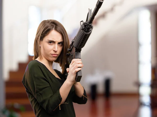 Mujer bonita enojada con un arma — Foto de Stock