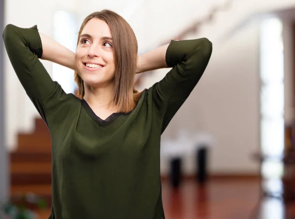 Jovem mulher bonita em pose felicidade — Fotografia de Stock