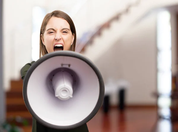 Raiva jovem bonita mulher com megafone — Fotografia de Stock