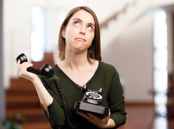 Triste mulher bonita com telefone antigo — Fotografia de Stock