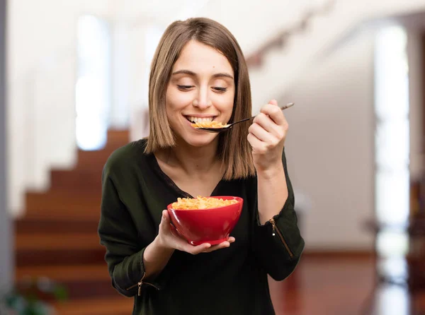 Mooie jongedame met ontbijt — Stockfoto