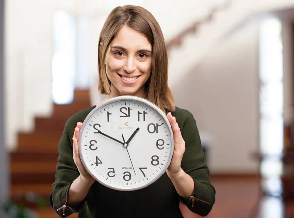 Jovem mulher bonita com um relógio — Fotografia de Stock