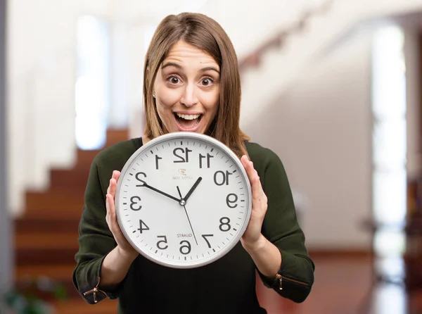 Schöne Frau mit Uhr überrascht — Stockfoto