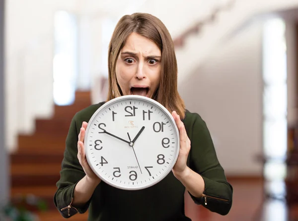 Mujer bonita sorprendida con un reloj — Foto de Stock