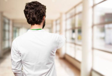 genç doktor adam geri