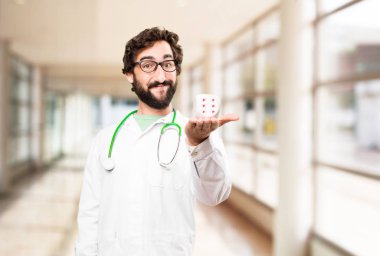 genç doktor adam bir zar ile