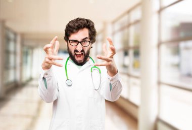 genç doktor adam kavga işareti ile