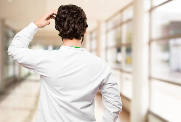 Jovem médico homem de volta — Fotografia de Stock