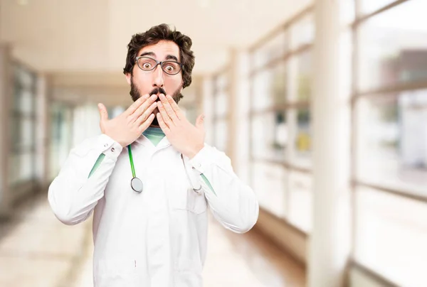 Jonge dokter man bedekking mond — Stockfoto